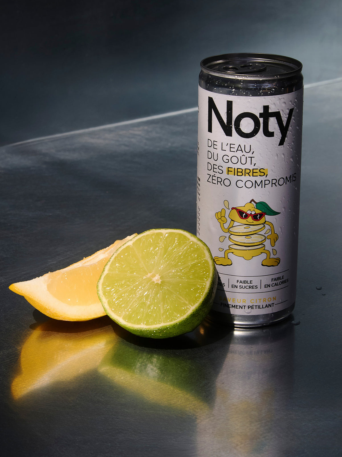 Canettes NOTY sur une table, soda avec 7 g de fibres d'acacia