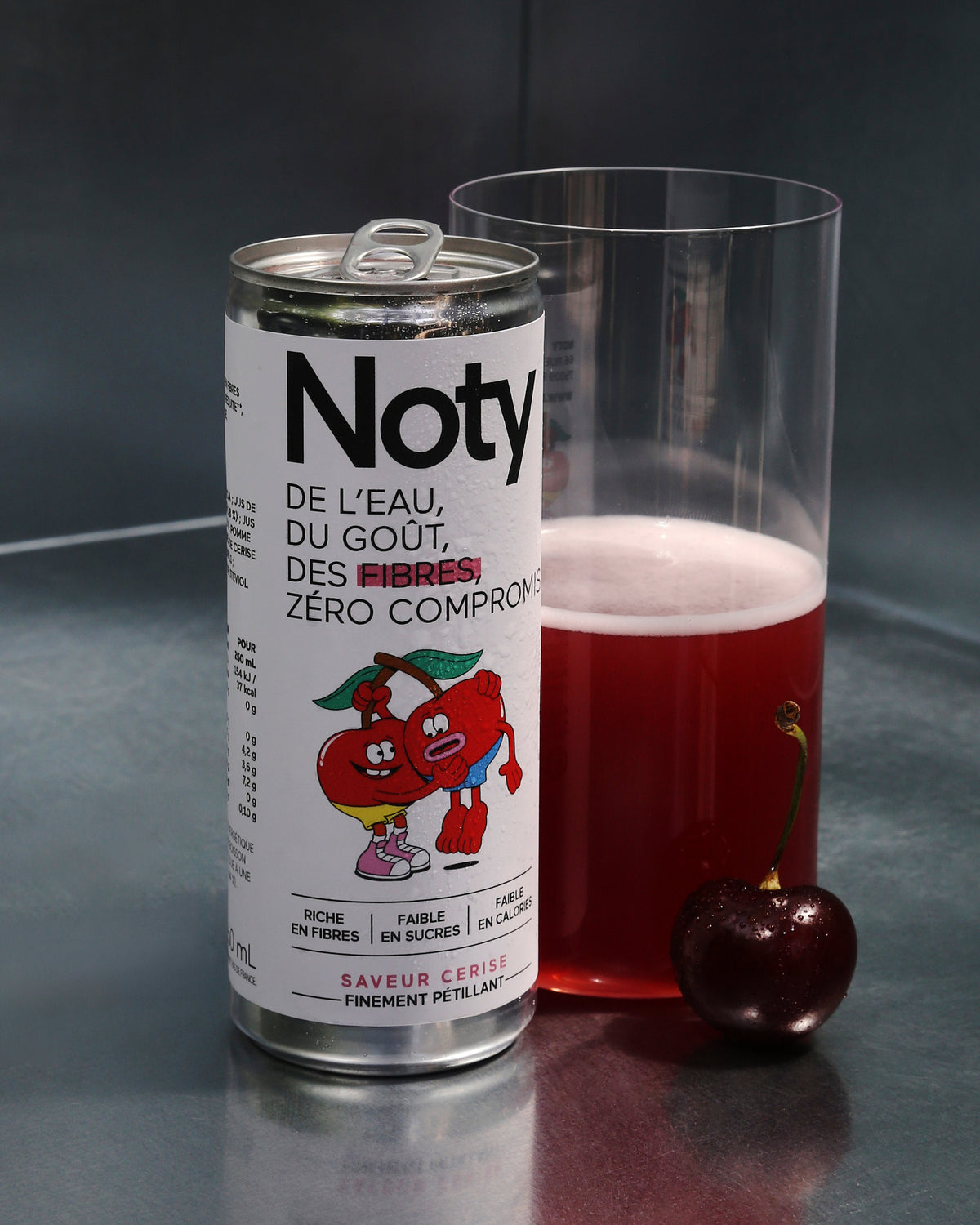 Canette NOTY Cerise versée dans un verre