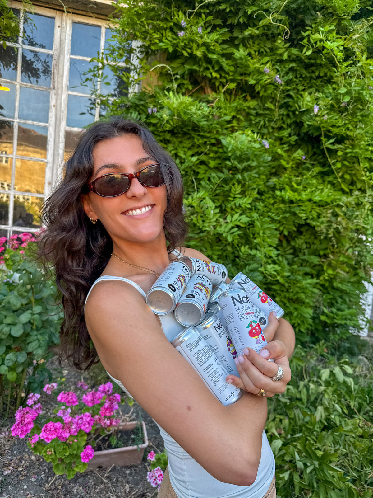 Canette NOTY, soda 25 cl moins sucré avec des fibres, tenue en main