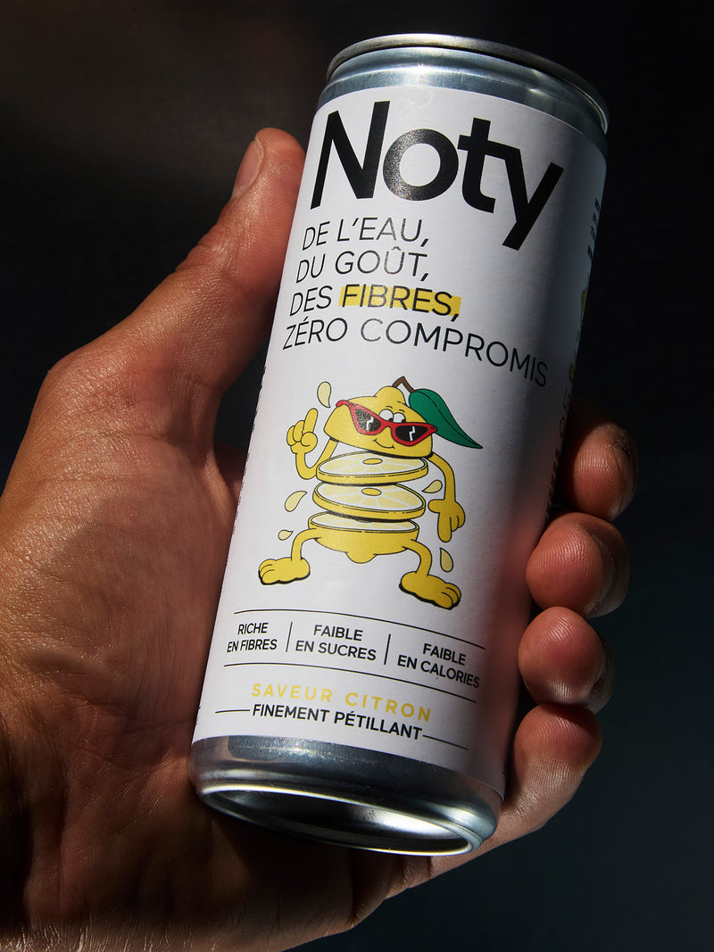 Canette Noty tropical en main